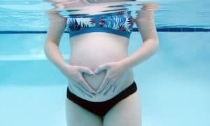 La dilatación en el agua antes de dar a luz, una práctica cada vez más extendida