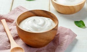 Por qué comer yogur quizás ayuda a disminuir el riesgo de cáncer de mama