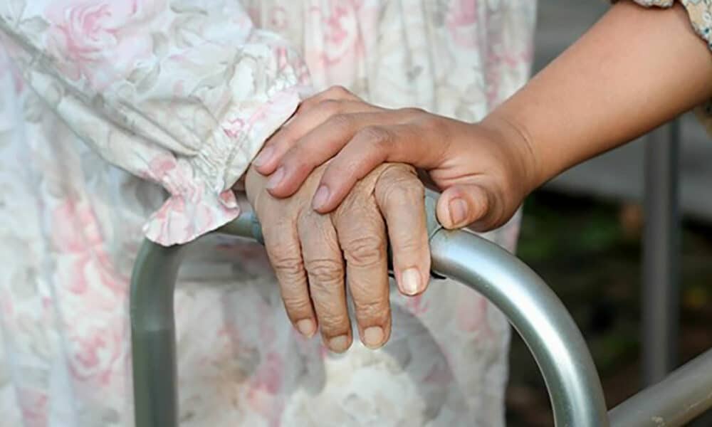 ¿Cuánto cobra una cuidadora de ancianos interna? Noticias en Salud